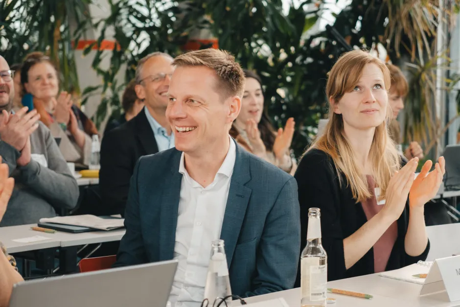 Kai Niebert im applaudierenden Publikum nach seiner Wiederwahl